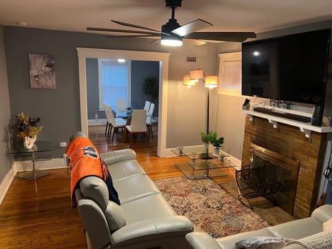 Spacious 5 Bed 2 Bath near Syracuse University and Downtown Syracuse With Lots of Amenities and Free Parking Chalet in Syracuse