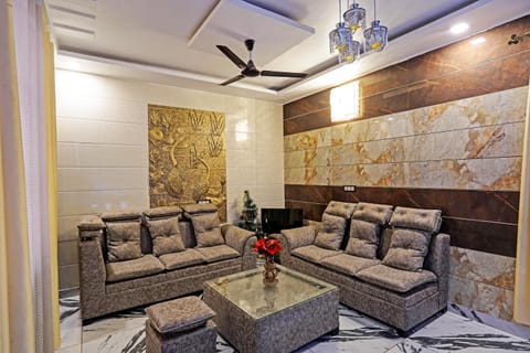 HOTEL PLATINUM Noida 144 Chambre d’hôte in Noida
