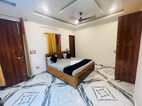 HOTEL PLATINUM Noida 144 Chambre d’hôte in Noida