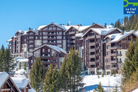 Property building, Facade/entrance, Day, Natural landscape, Winter, Mountain view