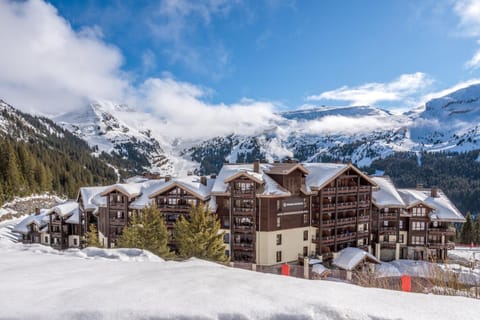 Property building, Nearby landmark, Facade/entrance, Day, Natural landscape, Bird's eye view, Winter, On site, Mountain view