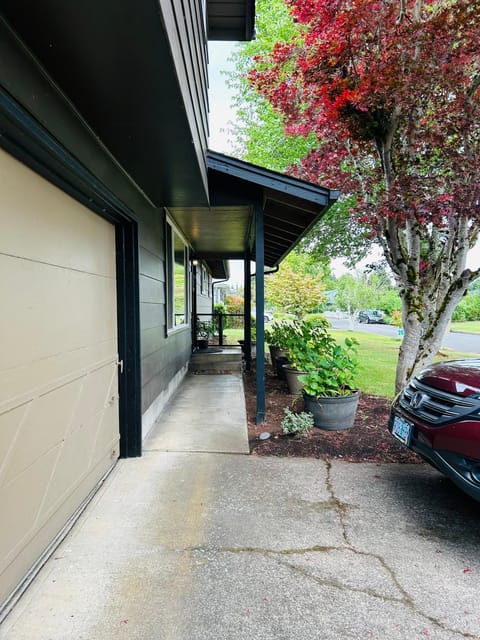 Emerald City 3 Bedroom 1 bath Home Apartment in Eugene