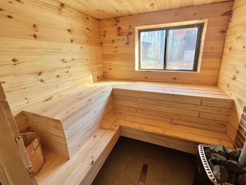 VacationHome wGameRoomSaunaHotTubPrivatePool Villa in Stroud Township