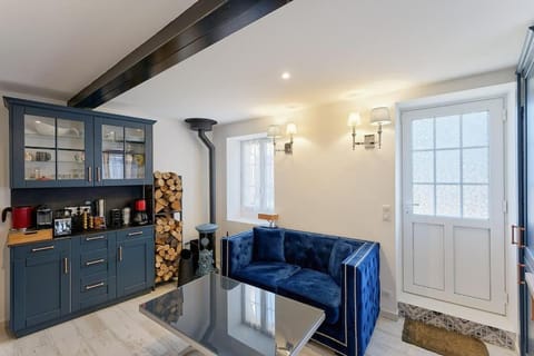 Property building, Coffee/tea facilities, Living room, Seating area, Dining area, pet friendly