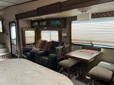 Gorgeous Denali 5th Wheel Delight! Bed and Breakfast in College Place