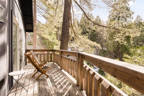 Modern Designer Cabin, Newly Renovated, EV Charger, Arcade, Kids Bunkbed, Minutes to Lake Arrowhead and Lake Gregory House in Twin Peaks