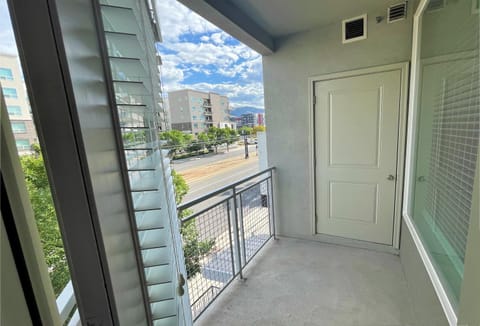 Balcony/Terrace, City view, Mountain view