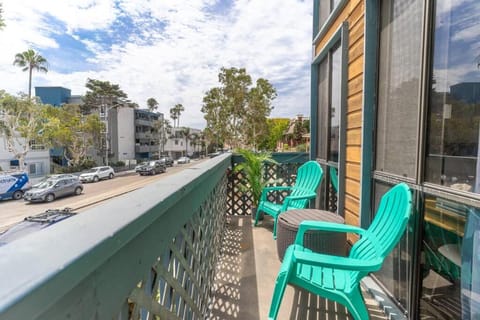 Pineapple Paradise -In the Heart of Mission Beach- Just steps to Beach and Belmont Park Haus in Mission Beach