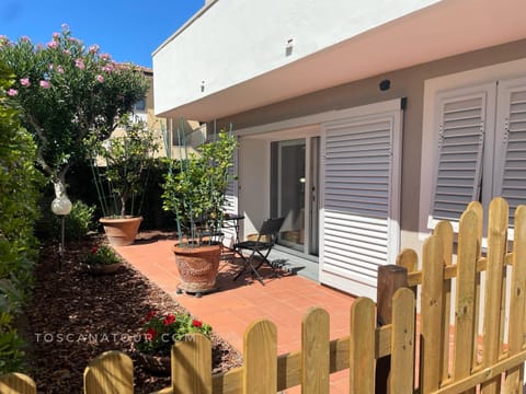 Property building, Facade/entrance, Spring, Day, Garden, Balcony/Terrace, Garden view