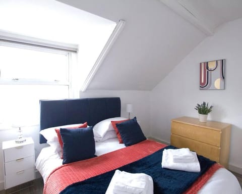 City Centre 4 Bedroom-Sleeps 8! Condo in Winchester