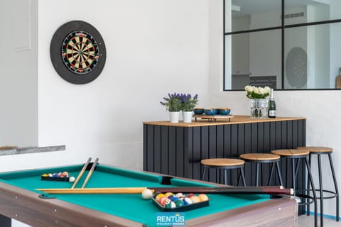 Billiard, Game Room