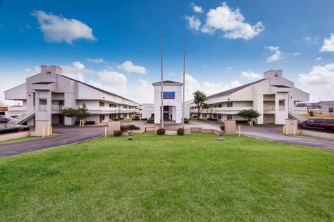 Motel 6-Irving, TX - Irving DFW Airport East Hotel in Irving