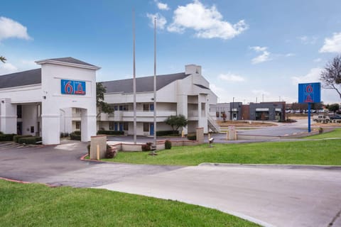 Motel 6-Irving, TX - Irving DFW Airport East Hotel in Irving