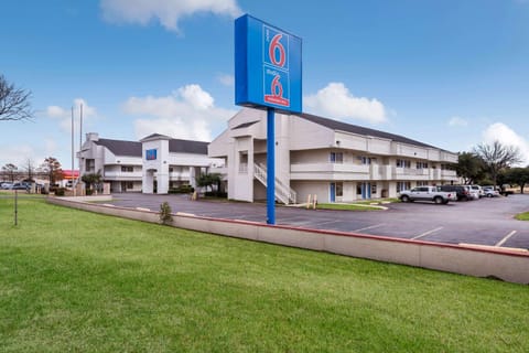 Motel 6-Irving, TX - Irving DFW Airport East Hotel in Irving