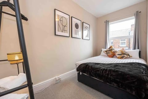 Salford Central 3 bed home - FREE PARKING House in Salford