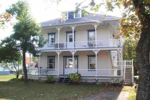 Logement au Cœur du Village Apartment in Saint-Jean-Port-Joli