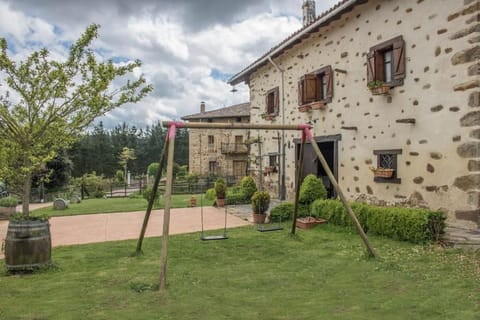 caserio vasco con piscina y barbacoa House in Arratia-Nerbioi