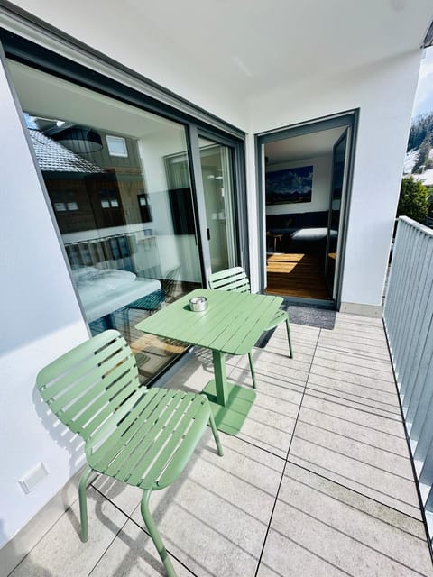 Property building, Balcony/Terrace, Seating area, Dining area