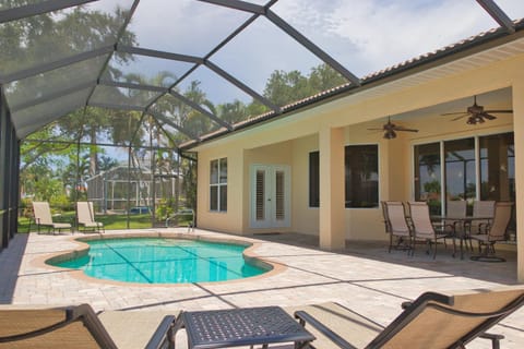 5 bedroom, 3 bath poolhome on gulf access canal Villa in Cape Coral