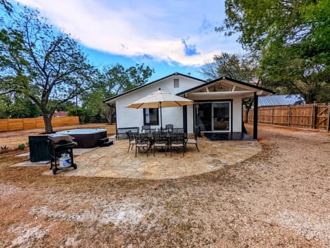Luxury 1 Acre Oasis with Hot tub-Firepit Near Main! House in Fredericksburg
