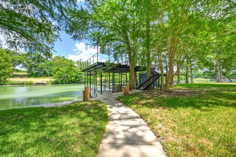 Luxury Riverfront Oasis with Boat Dock-Grill-Firepit! Haus in Seguin