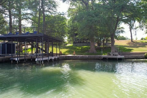 Luxury Riverfront Oasis with Boat Dock-Grill-Firepit! Casa in Seguin