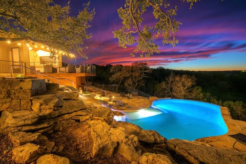 Luxury Hill Country Villa with Pool-Hot tub-Views Casa in Canyon Lake