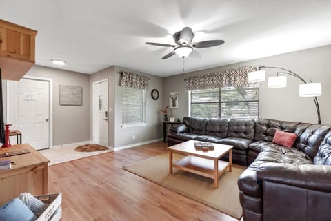 Stylish Home - Lrg Yard with games Grill & Hot Tub House in Fredericksburg