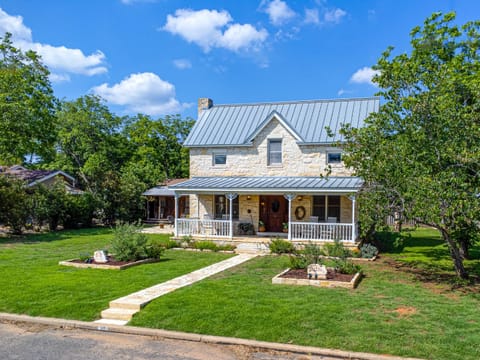 Property building, Facade/entrance, Natural landscape, Street view