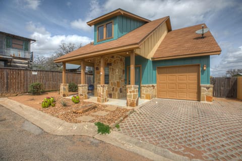Luxury Modern Home with Hot tub Deck & Firepit! House in Fredericksburg