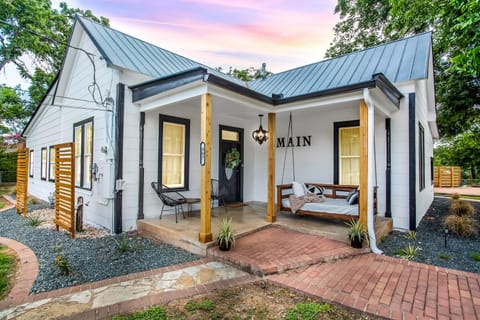 Poplar Place Main House with Hot tub-1 mi to Main St Maison in Fredericksburg