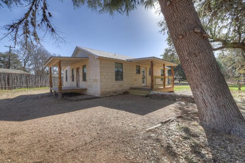 Waylons House-Hot Tub Shared Party Barn with Games House in Fredericksburg