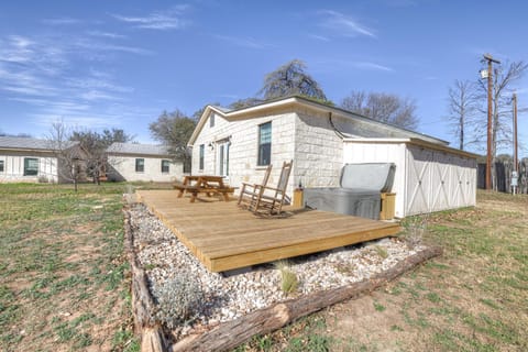 Waylons House-Hot Tub Shared Party Barn with Games Casa in Fredericksburg