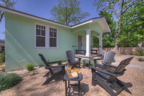The Grove-A Charming Cottage - 2 blks to Main St House in Fredericksburg
