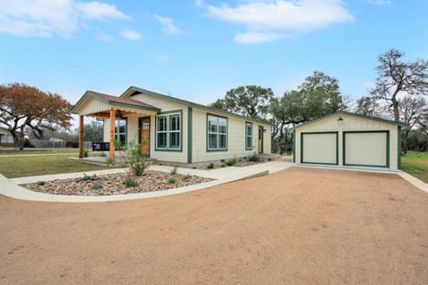 Upscale Home with Pool and FirePit - Close to Mercer St! Haus in Dripping Springs