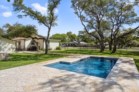 Property building, Day, Garden, Swimming pool, Swimming pool