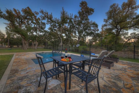 Upscale Home with Pool and FirePit - Close to Mercer St! House in Dripping Springs