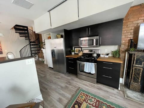 Beams of natural light in a walkable 2-bdrm condo House in Over The Rhine