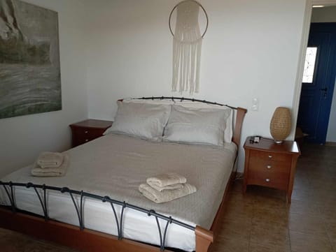 Bed, Photo of the whole room, Decorative detail, Bedroom, towels