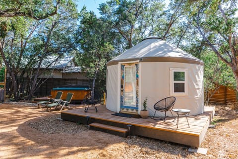 Camposanto Glamping - The Peacock Yurt Luxury tent in Lake Travis