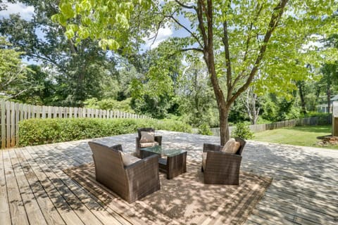 Charming Retreat in Charlottesville with Deck! Casa in Charlottesville