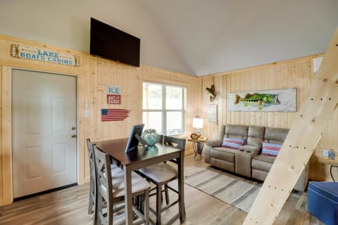Beautiful Studio Cabin Near Greers Ferry Lake! Condo in Greers Ferry Lake