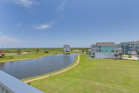 Galveston Retreat with Community Pools and Hot Tub House in Galveston Island