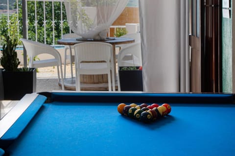 Billiard, Game Room