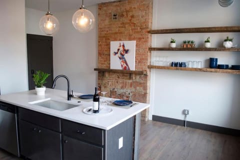 Gorgeous Condo in the Heart of OTR Free Parking Haus in Over The Rhine