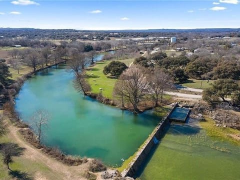 2 Kings Hot Tub Modern Cottage Hill Country House in Blanco