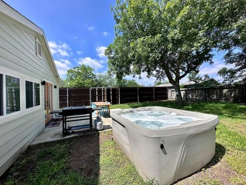 2 Kings Hot Tub Modern Cottage Hill Country House in Blanco