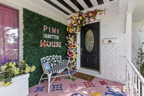 Pink Shutter House Casa in Conroe