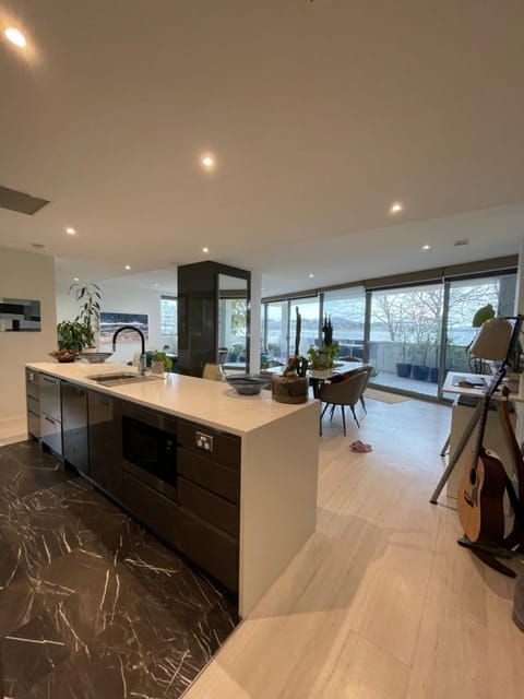 Lakeview Luxe - EV charger, Pool, Gym, Location + Condo in Canberra