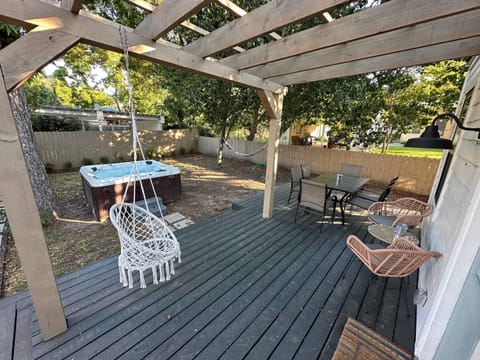 House on Cora - Sleeps 10 Hot Tub & Walk to Main House in Fredericksburg